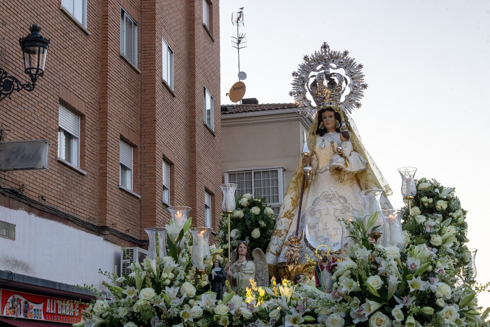 Varios momentos de la procesión de la Virgen de la Antigua, patrona de Guadalajara.