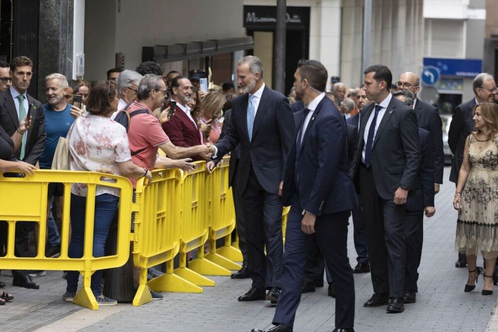 El Rey Felipe VI saluda a un ciudadano a su llegada al Parlamento de Canarias para recibir la Medalla de Oro de la Cámara.