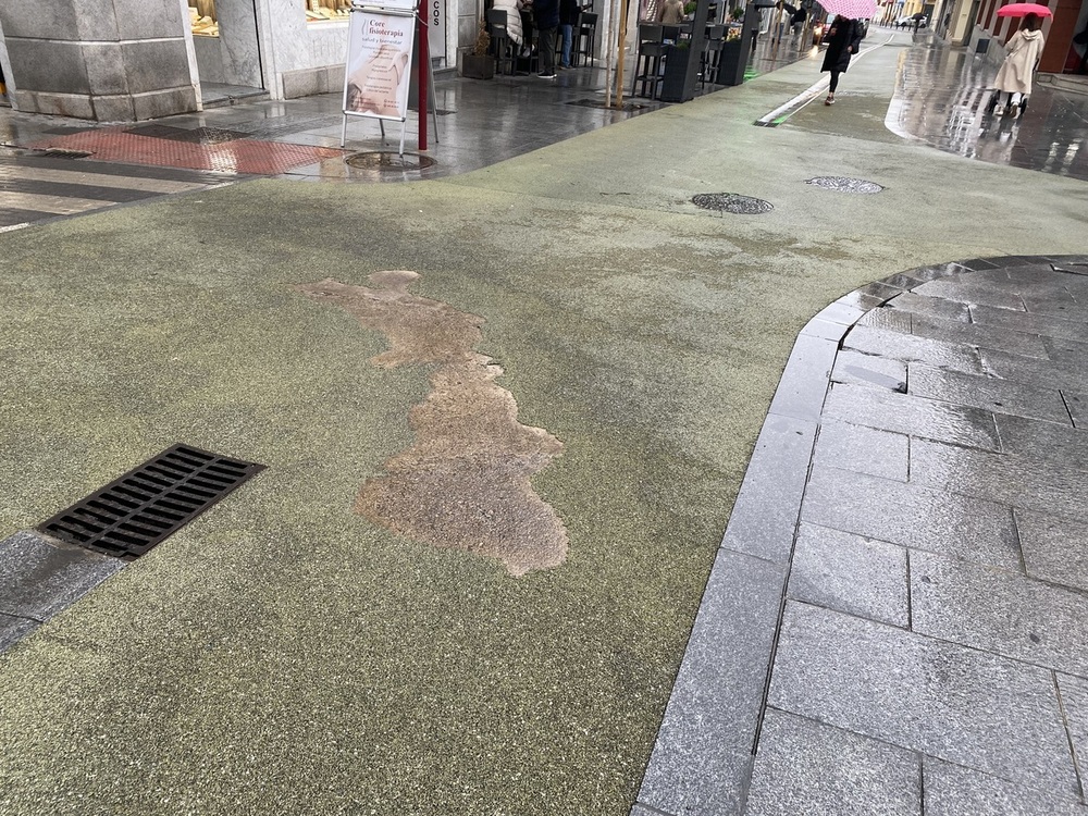 Detalle de los desconchones que sufre la calle Miguel Fluiters tan sólo un año después de ser arreglada.