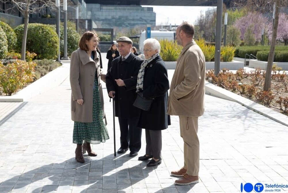 Responsables de Telefónica junto a Guillermo Córdoba y sus familiares en el homenaje que recibió de la compañía.