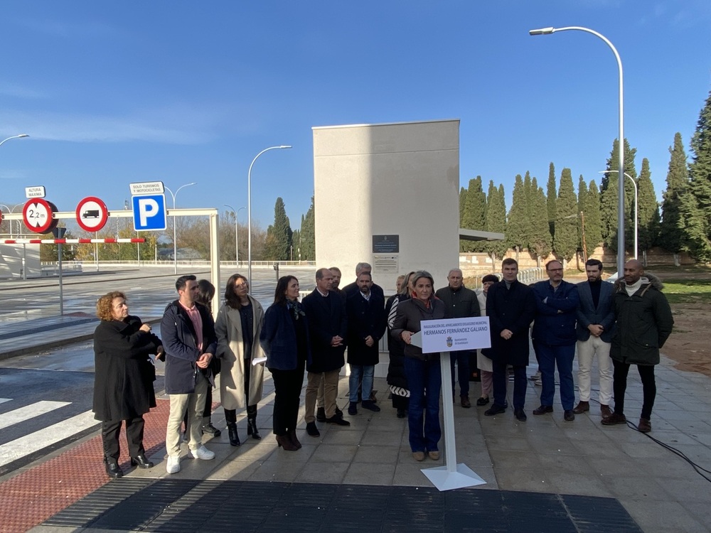 Varias imágenes del acto de inauguración del parking disuasorio de la calle Hermanos Fernández Galiano y detalles del mismo.