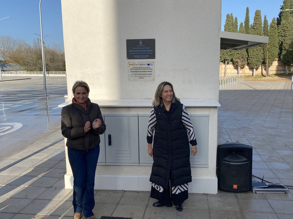 Varias imágenes del acto de inauguración del parking disuasorio de la calle Hermanos Fernández Galiano y detalles del mismo.