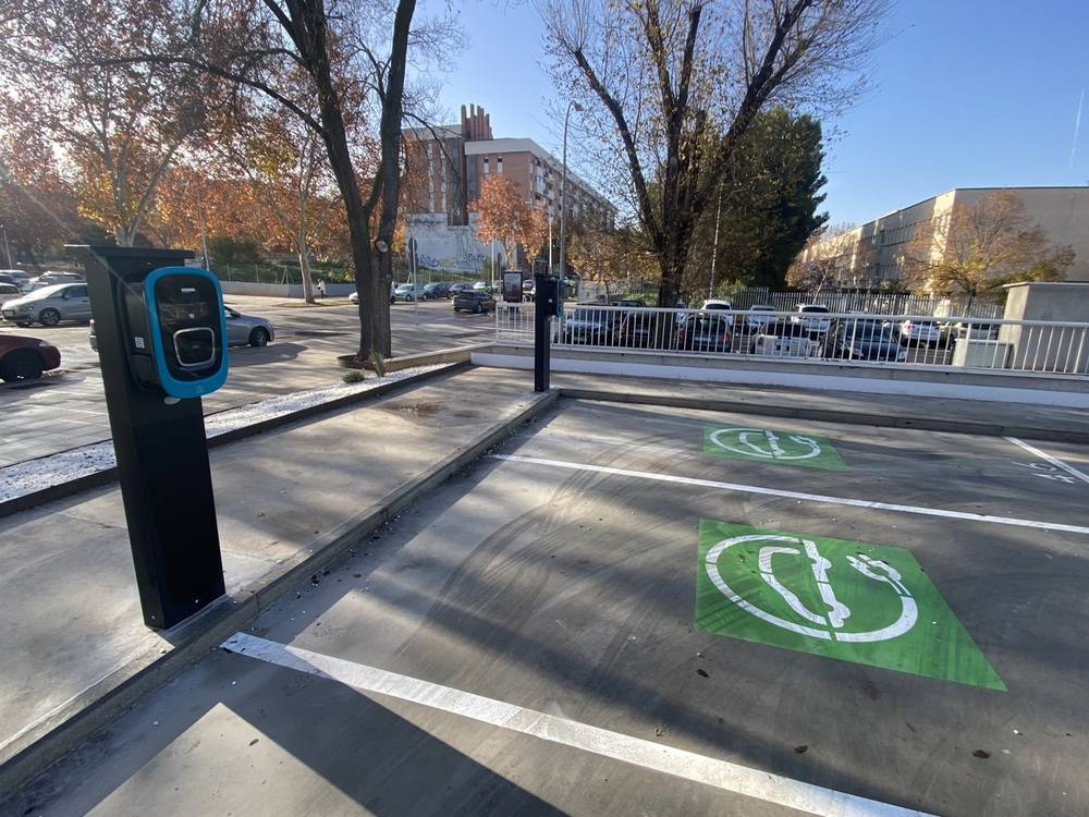 Varias imágenes del acto de inauguración del parking disuasorio de la calle Hermanos Fernández Galiano y detalles del mismo.