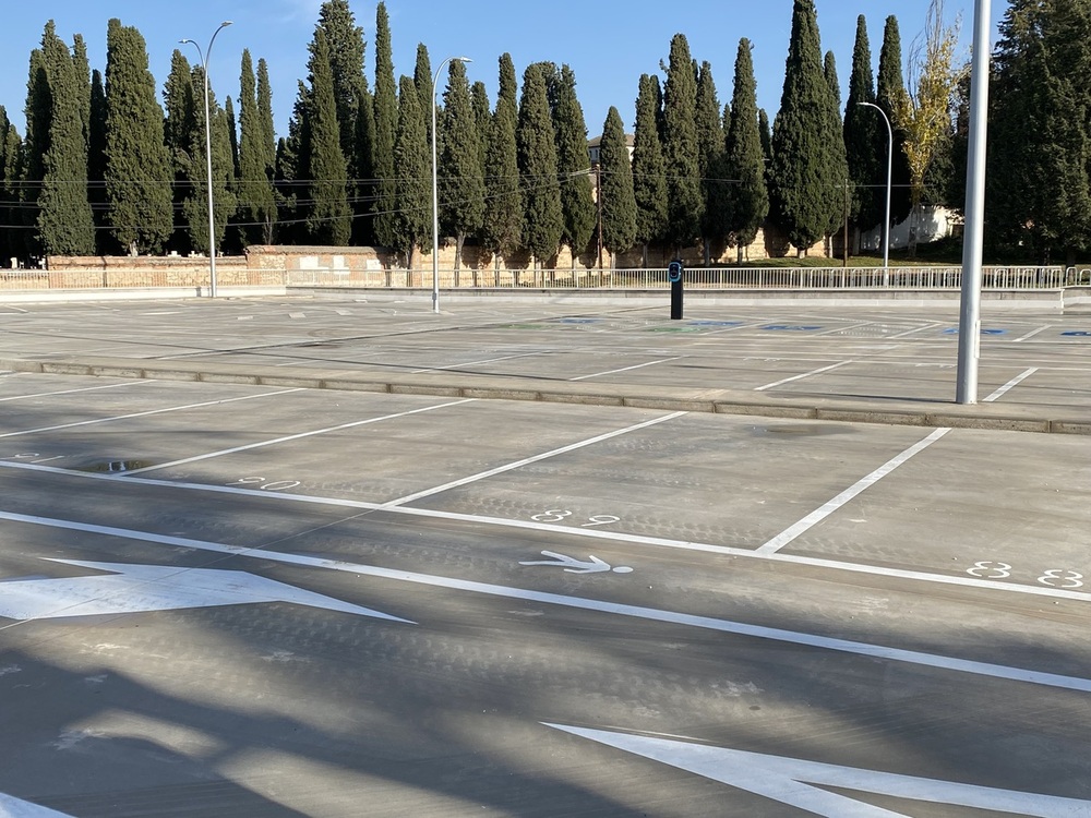 Varias imágenes del acto de inauguración del parking disuasorio de la calle Hermanos Fernández Galiano y detalles del mismo.