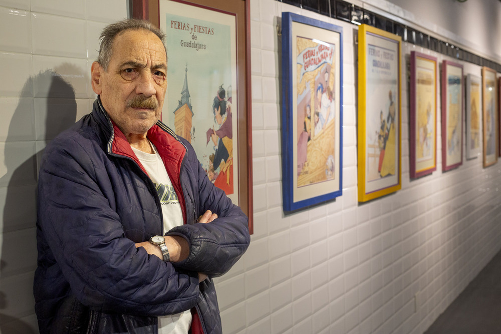 Fernando Benito posa en la exposición sobre su obra como ilustrador en el Espacio Medarde del Mercado de Abastos.