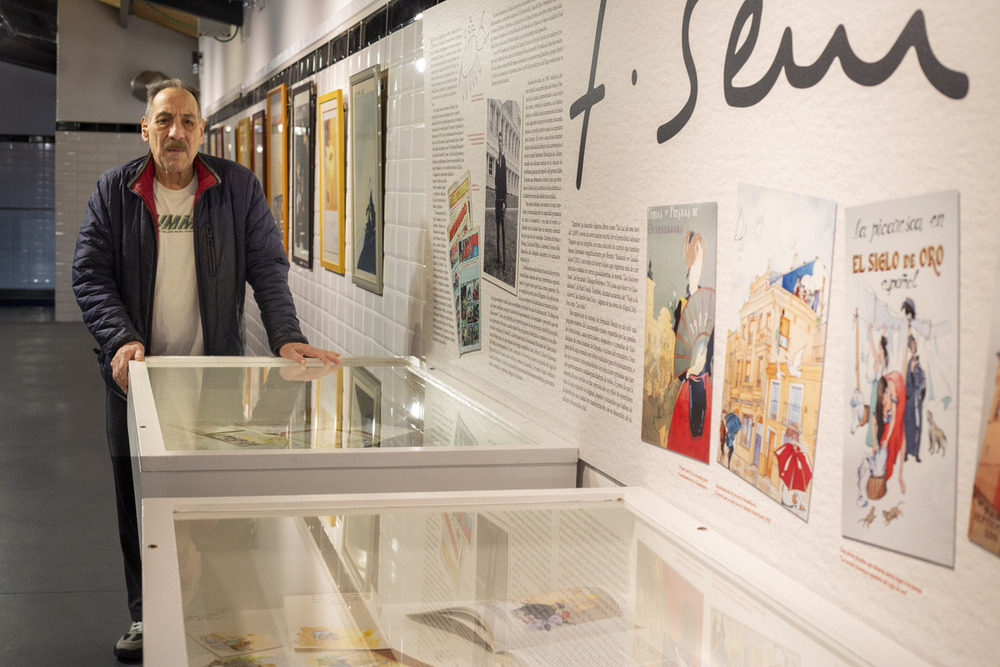 Fernando Benito posa en la exposición sobre su obra como ilustrador en el Espacio Medarde del Mercado de Abastos.