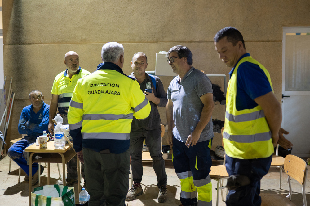 El trabajo conjunto entre las brigadas de Centros Comarcales, servicio de Infraestructuras y bomberos del CEIS se ha centrado fundamentalmente en la localidad de Massanassa.