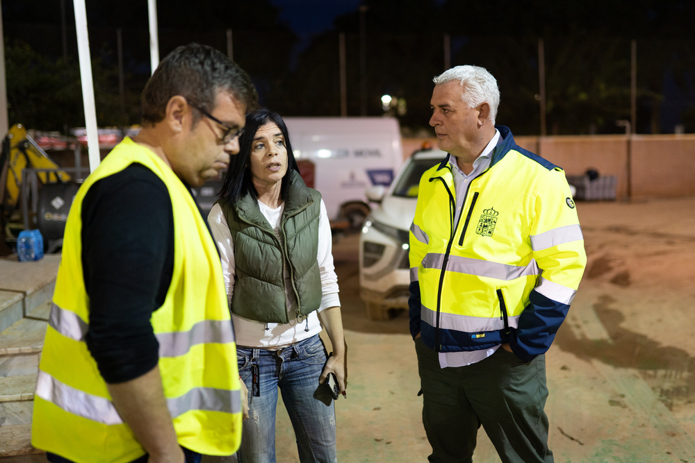 El trabajo conjunto entre las brigadas de Centros Comarcales, servicio de Infraestructuras y bomberos del CEIS se ha centrado fundamentalmente en la localidad de Massanassa.