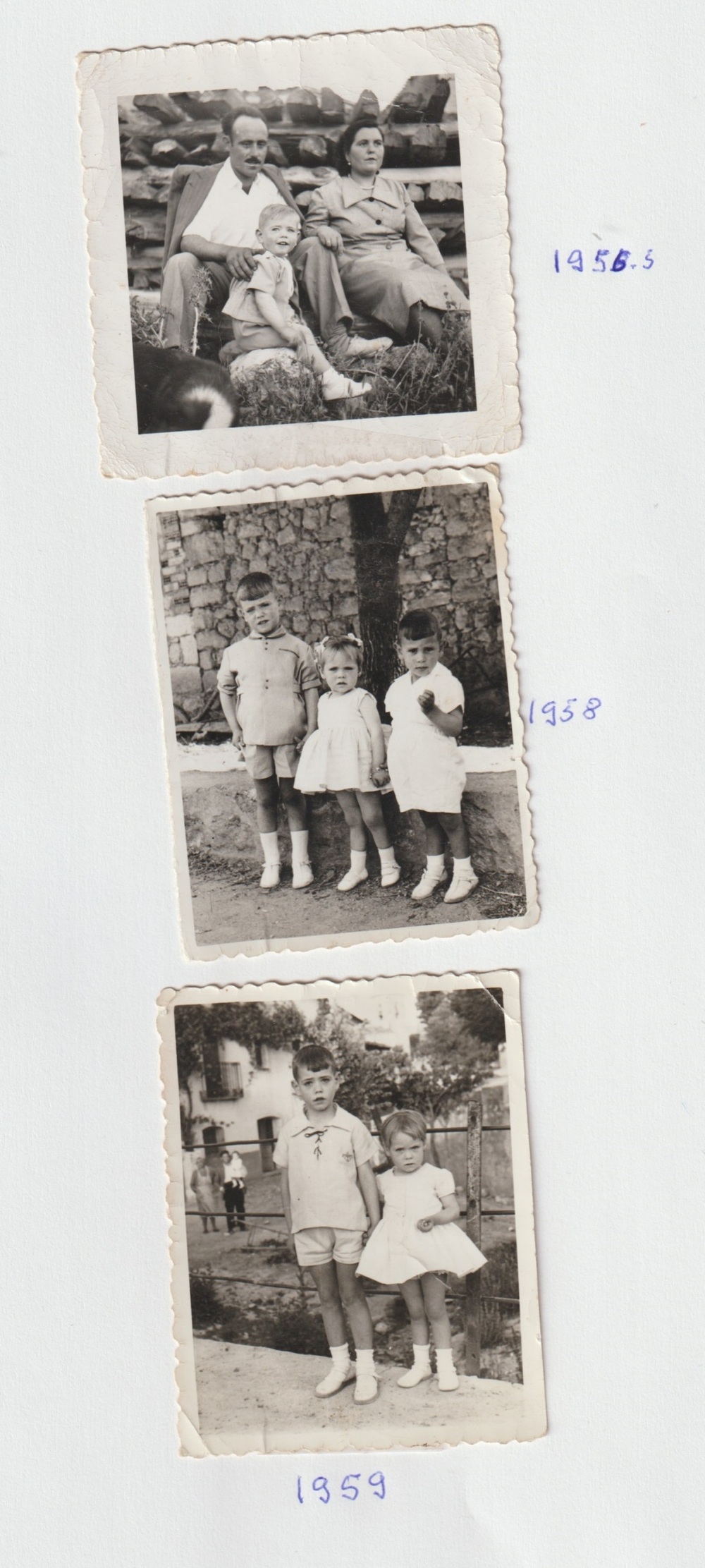 Antonio Pérez Henares, de niño, con sus padres y sus hermanas.