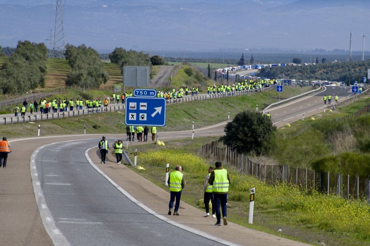 Centenares de agricultores cortan la entrada y salida a Andalucía en la A-4, en Jaén