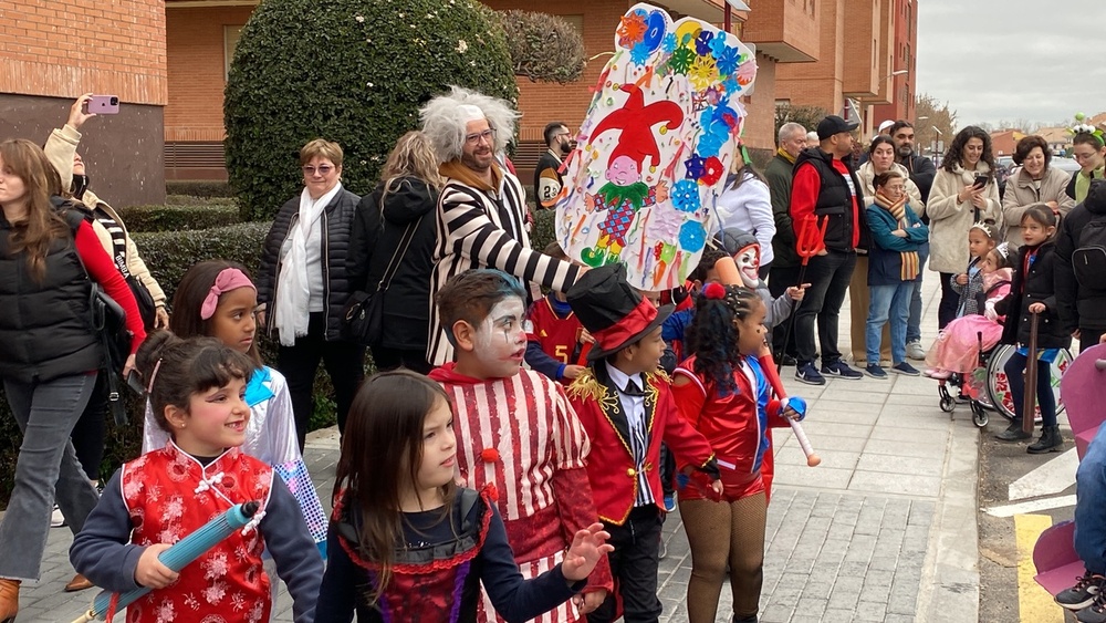 Varias imágenes del desfile de Carnaval celebrado por la comunidad educativa del CEIP Isidro Almazán.