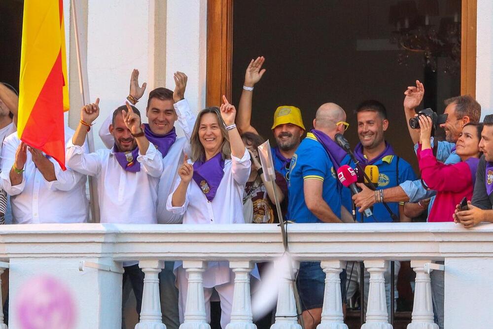 Varias imágenes del acto de la concentración de peñas, pregón y chupinazo de las Ferias y Fiestas 2024 en la Plaza Mayor.