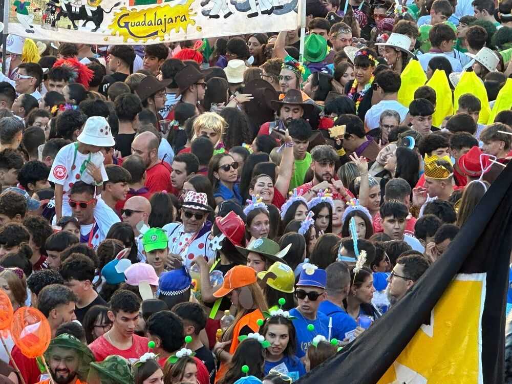 Varias imágenes del acto de la concentración de peñas, pregón y chupinazo de las Ferias y Fiestas 2024 en la Plaza Mayor.