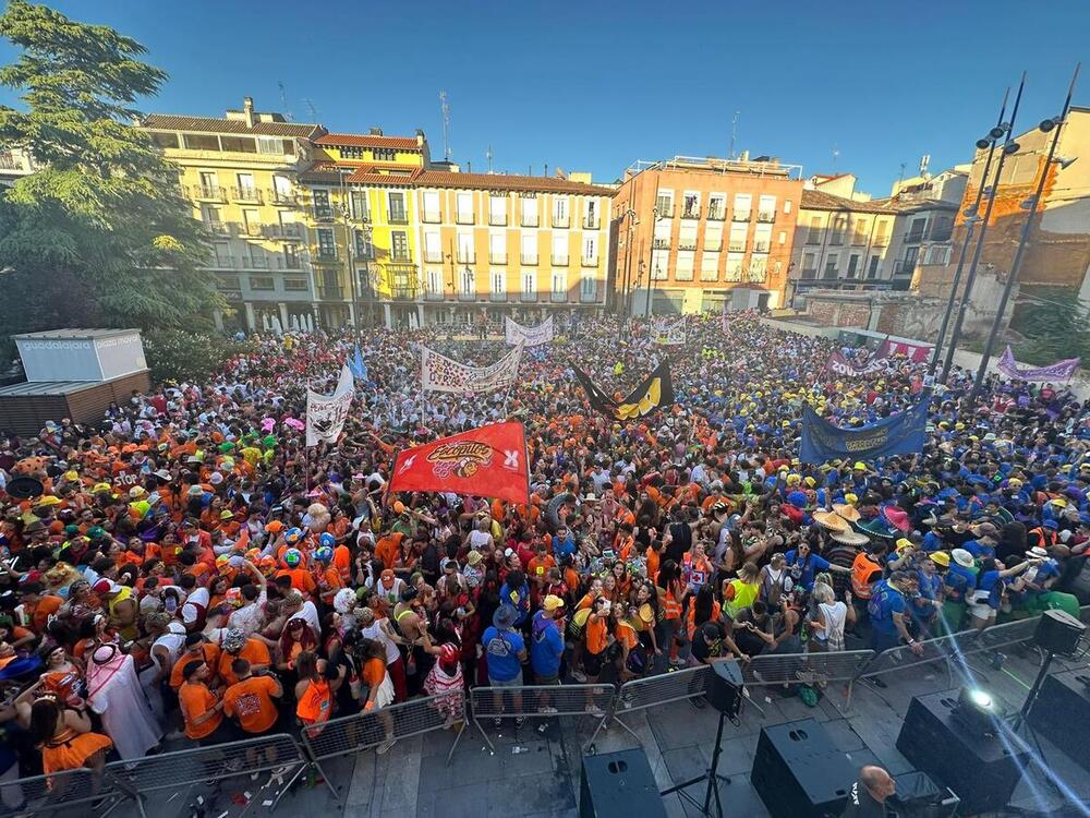 Varias imágenes del acto de la concentración de peñas, pregón y chupinazo de las Ferias y Fiestas 2024 en la Plaza Mayor.