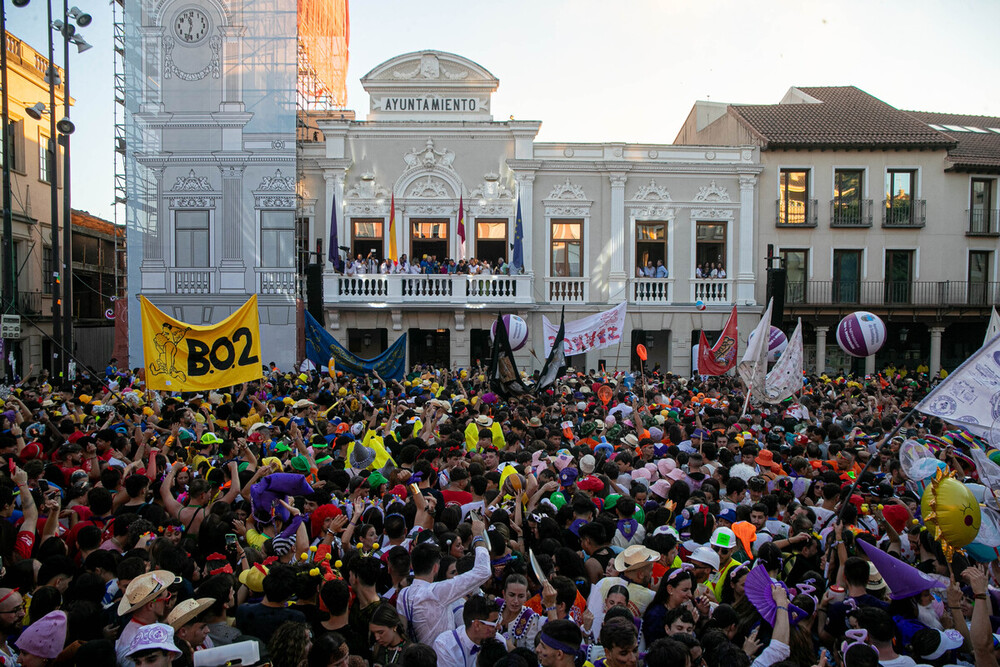 Varias imágenes del acto de la concentración de peñas, pregón y chupinazo de las Ferias y Fiestas 2024 en la Plaza Mayor.