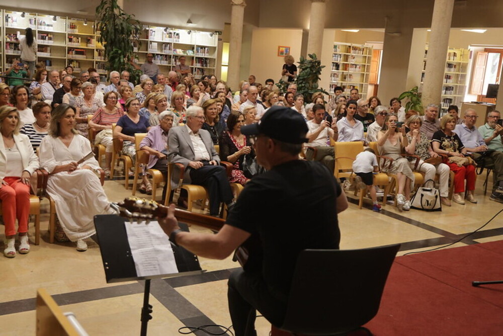 Imágenes del acto de clausura del curso cultural 2023-24 de la Asociación de Amigos de la Biblioteca.