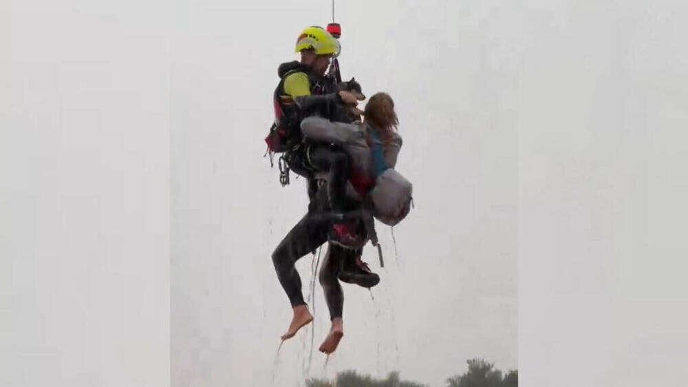 Captura de un video facilitado por la UME del rescate de una mujer con sus mascotas de su casa de madera en Utiel (Valencia) inundada por la dana. 