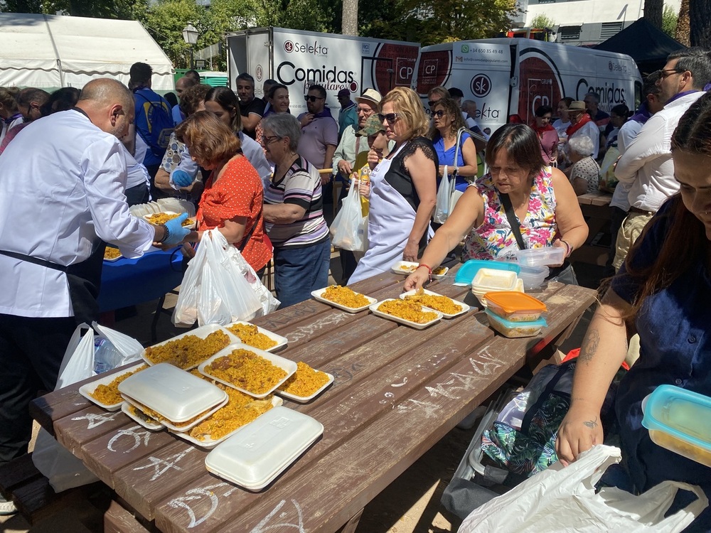 Varias imágenes de la paella solidaria de las Ferias y Fiestas de la capital, celebrada este martes en el parque de San Roque.