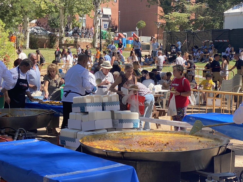 Varias imágenes de la paella solidaria de las Ferias y Fiestas de la capital, celebrada este martes en el parque de San Roque.