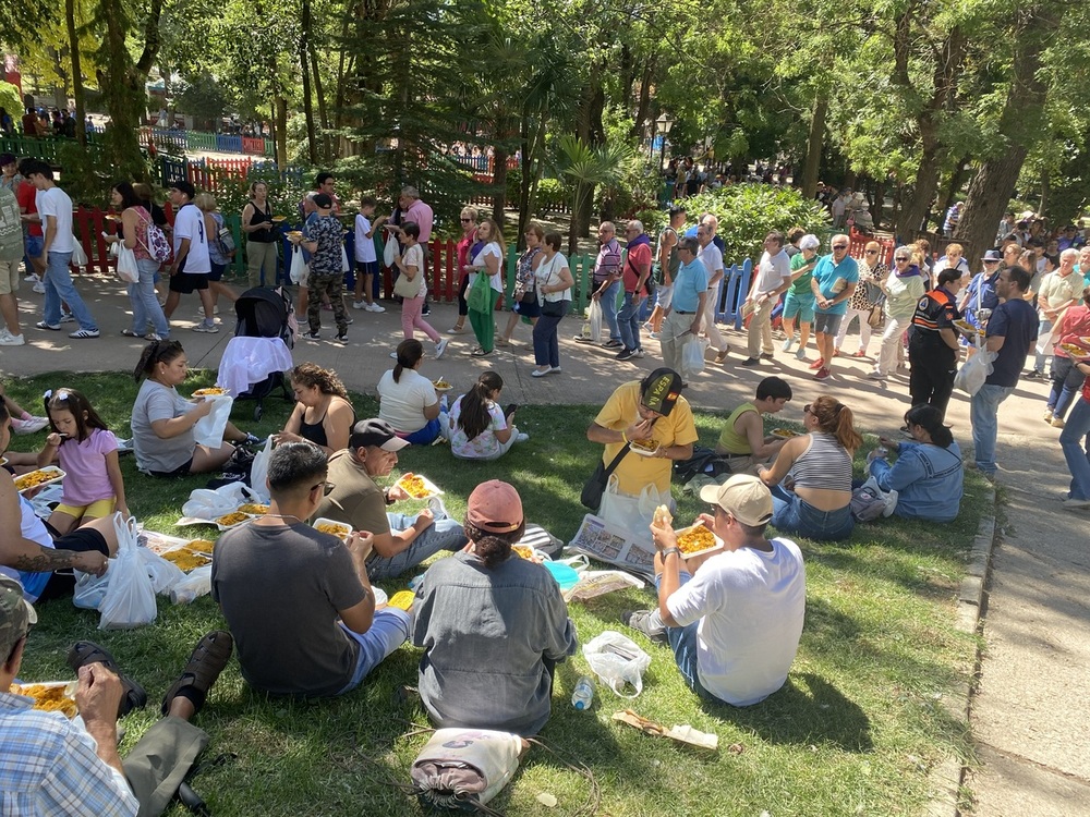 Varias imágenes de la paella solidaria de las Ferias y Fiestas de la capital, celebrada este martes en el parque de San Roque.