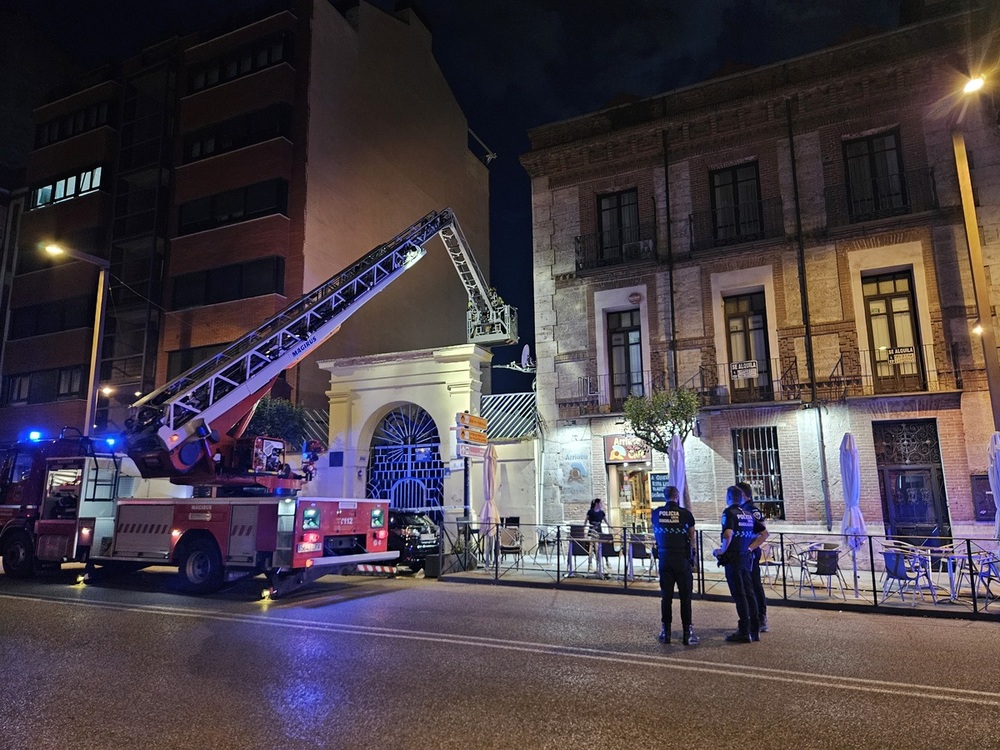 Actuación de Policía Local y Bomberos tras caer algunos cascotes de la cornisa de acceso al IES Castilla