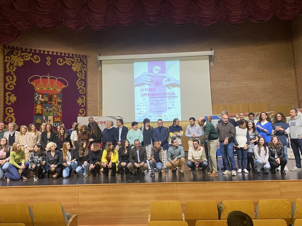 El salón de actos del Centro San José acogió la presentación pública de esta competición educativa.