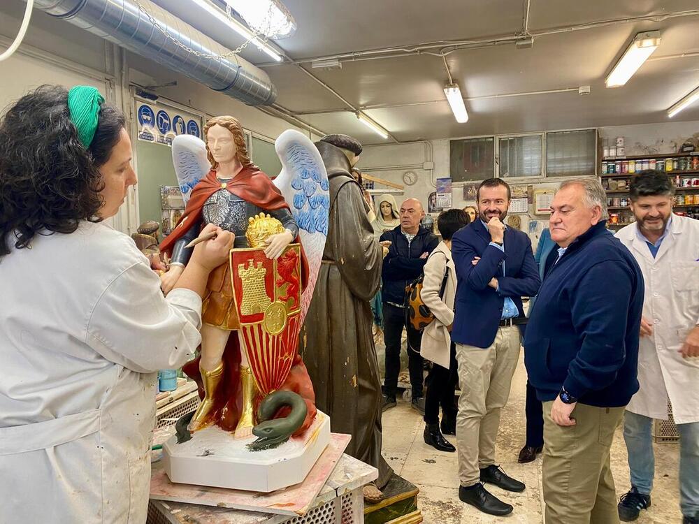 El delegado provincial de la Junta, José Luis Escudero, en la visita cursada al taller artesano Arte Martínez, de Horche, reconocido con la Placa al Mérito Artesano de Castilla-La Mancha.