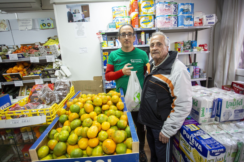 Raúl Bermejo vende en su tienda mandarinas y naranjas que él mismo adquiere y trae de Masalfasar (Valencia).