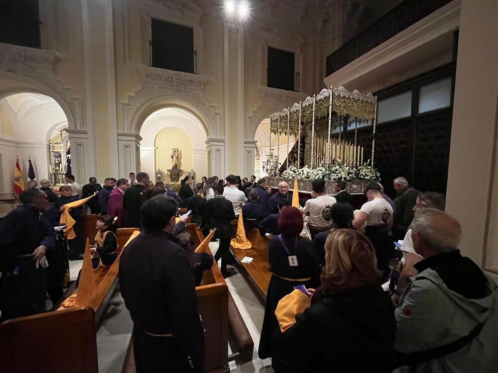 Los cargadores y miembros de la Cofradía de Nuestro Padre Jesús Nazareno, en el interior de la iglesia de San Nicolás, momentos antes de decidir la suspensión de la procesión del Lunes Santo.