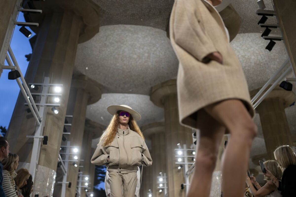 El Park Güell de Barcelona acoge hoy el desfile de la colección Crucero 2025 de Louis Vuitton,  / LORENA SOPÊNA