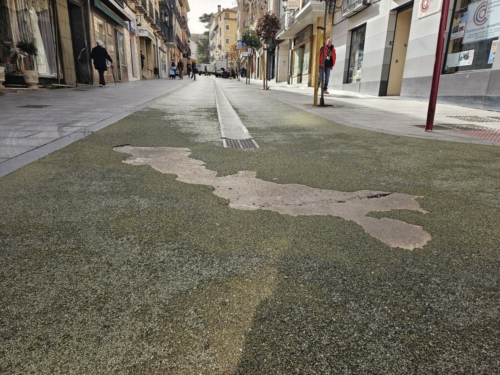 El concejal López Pomeda muestra el requerimiento realizado el 11 de marzo a la empresa delante de la calzada afectada  