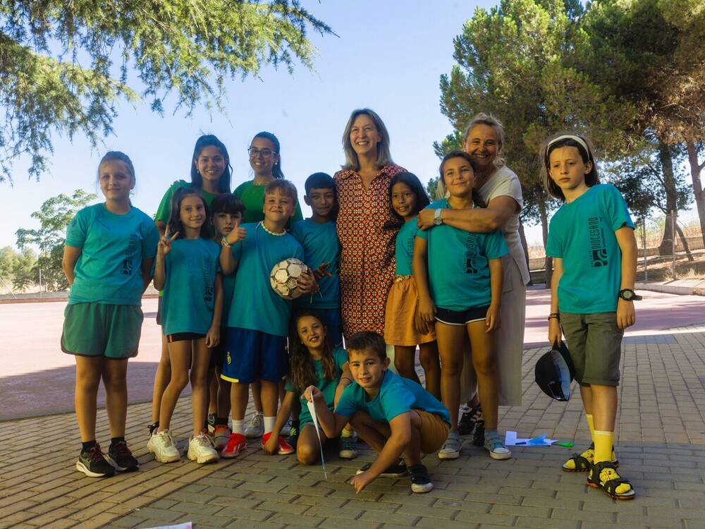 La alcaldesa de la capital visita el campamento de verano del Colegio Diocesano Cardenal Cisneros 