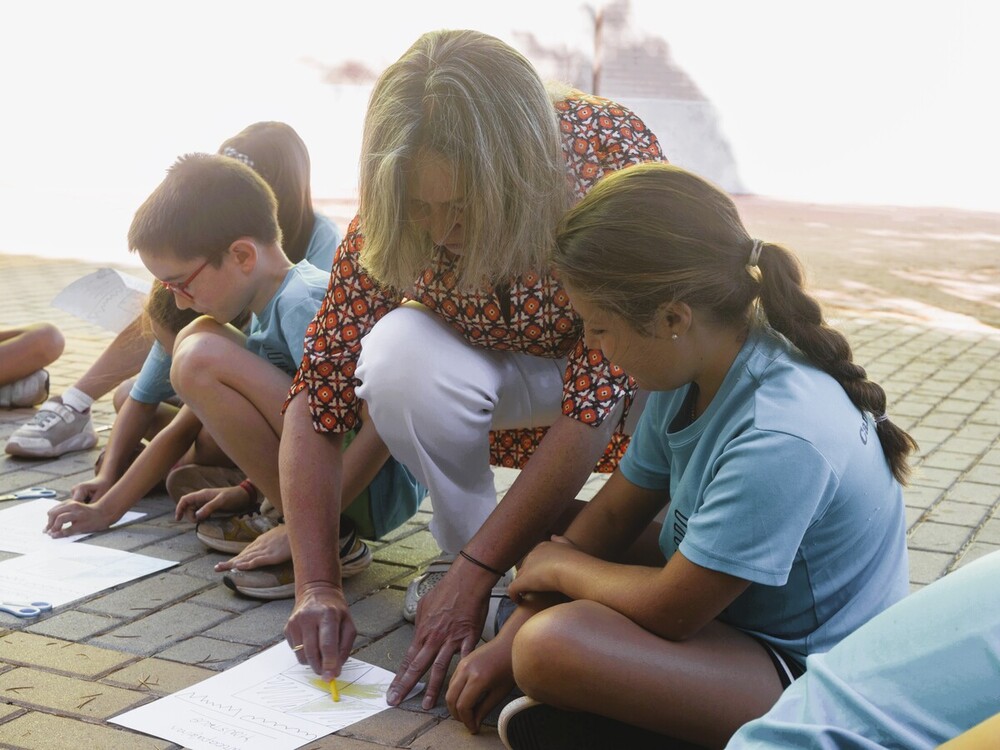 La alcaldesa de la capital visita el campamento de verano del Colegio Diocesano Cardenal Cisneros 