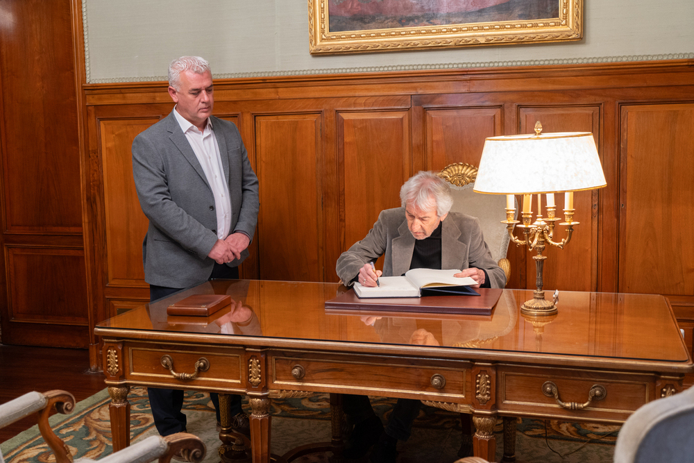 José Sacristán recoge la Abeja de Oro del Día de la Provincia