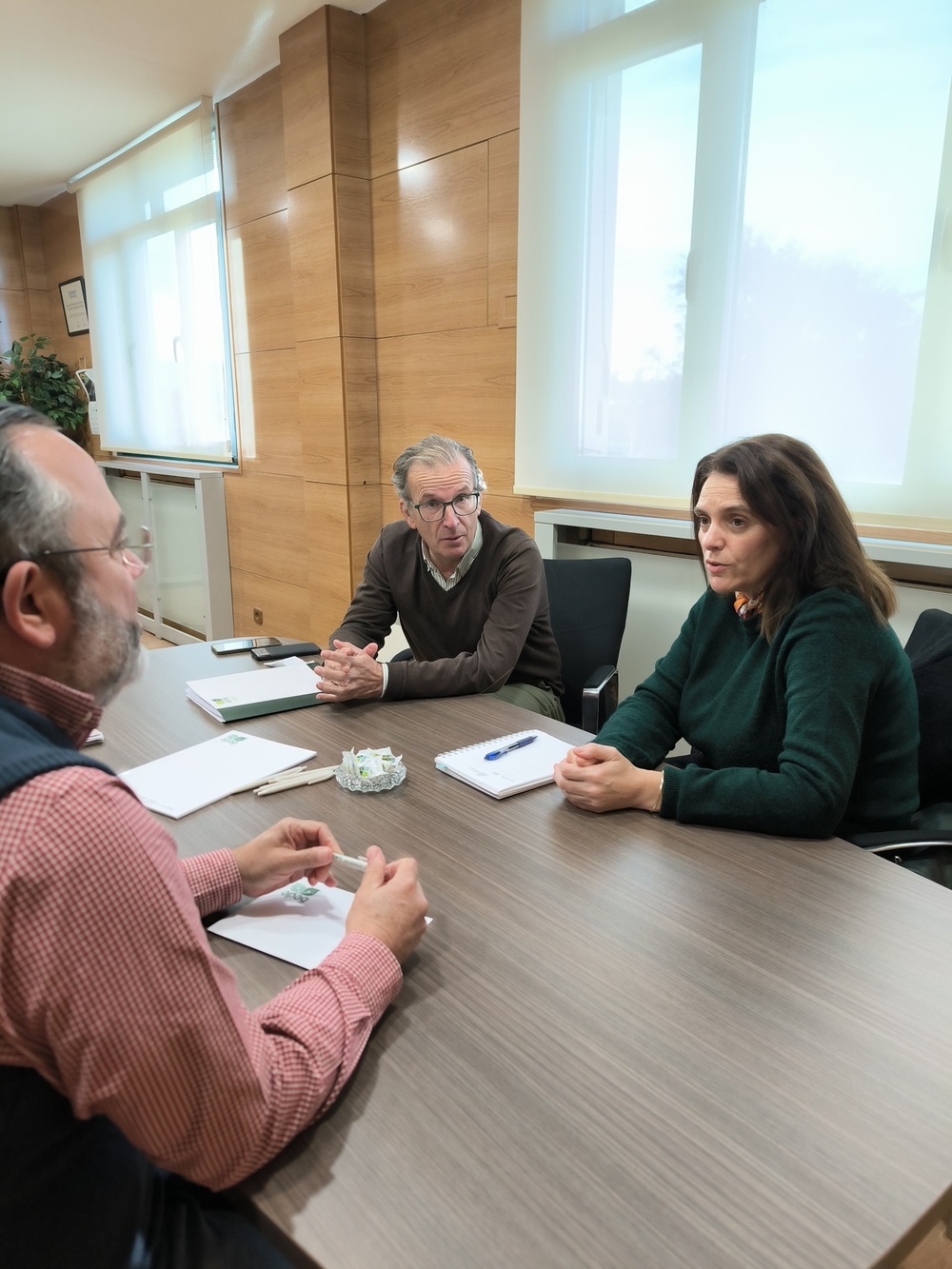 Parcelas agrícolas inundadas en la localidad de Armuña de Tajuña por el desbordamiento del curso de un río cercano y fotografía de la reunión de representantes de APAG con la subdelegada.