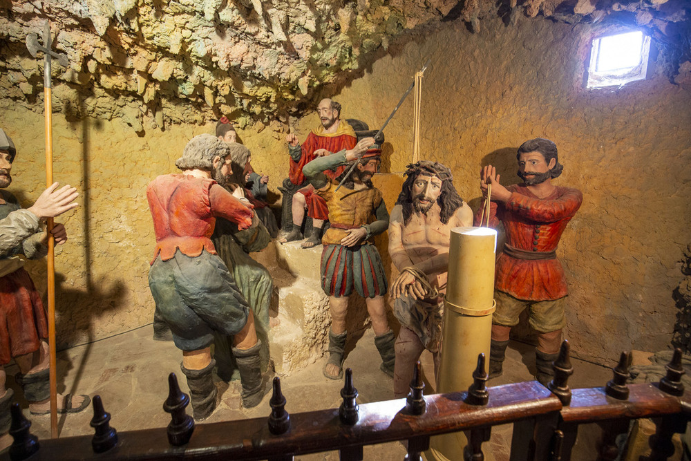 La Cueva de los Judíos cuenta con un total de 12 representaciones con 75 esculturas.