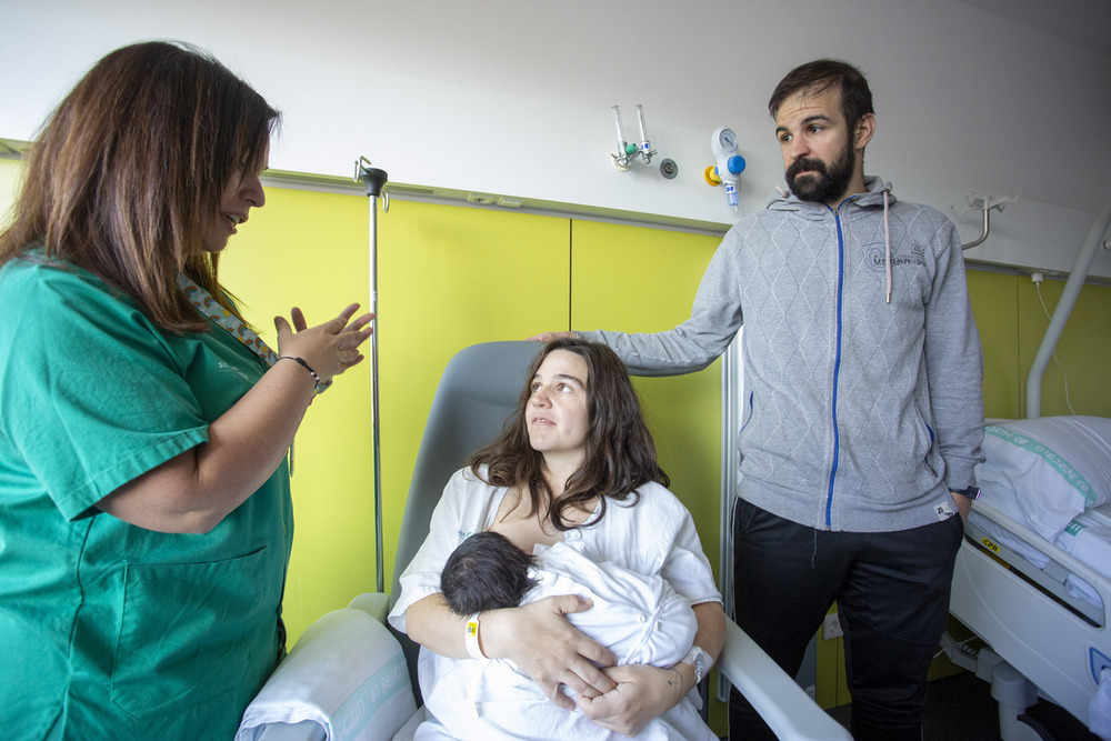 Sonia Pomeda visita a las familias después del alumbramiento para asesorar a las familias dentro del tipo de alimentación escogida o deseada.