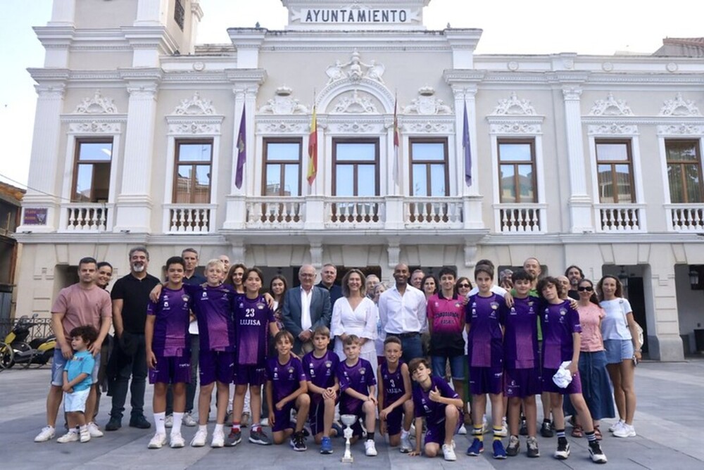 Imagen de la recepción ofrecida a este equipo de la cantera del Guadalajara Basket por la alcaldesa, Ana Guarinos.