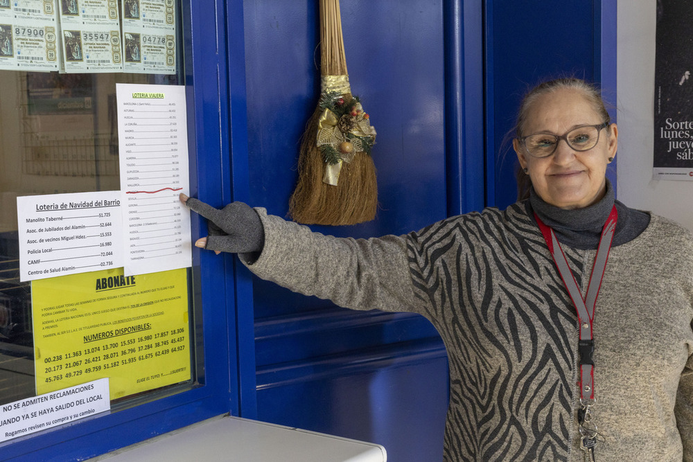 Titulares y empleados de varias administraciones de lotería de la capital.