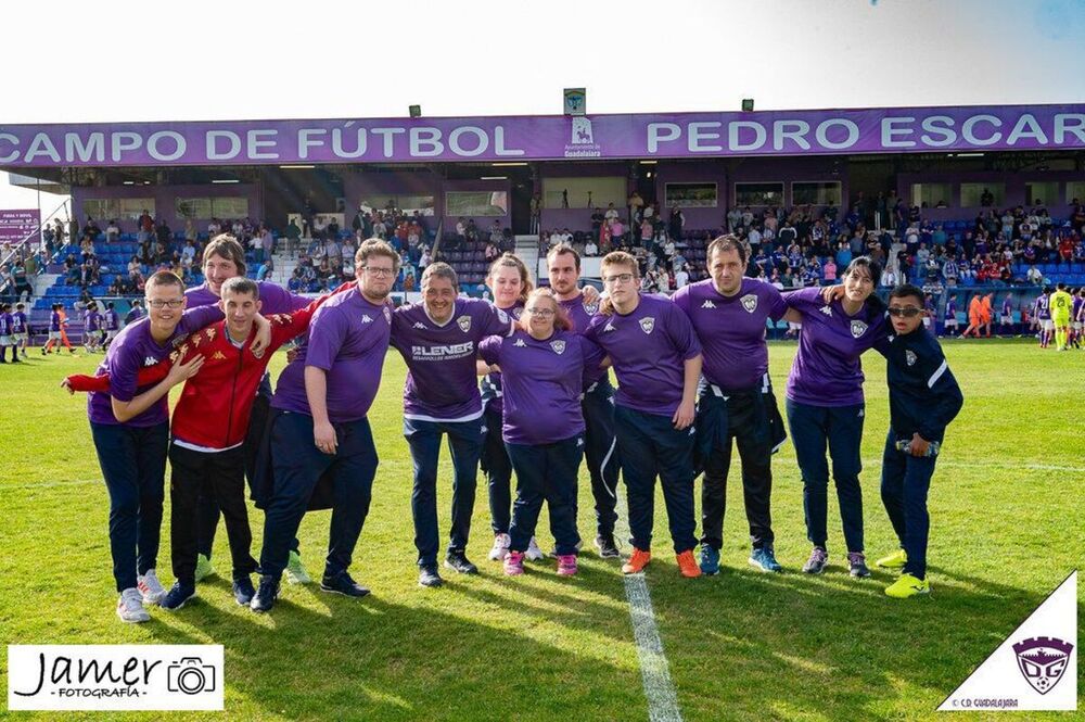 El equipo inclusivo del Balonmano Guadalajara en uno de los momentos de ánimos y unión previa a un partido y una foto de familia de varios de los integrantes del equipo inclusivo del C.D. Guadalajara.