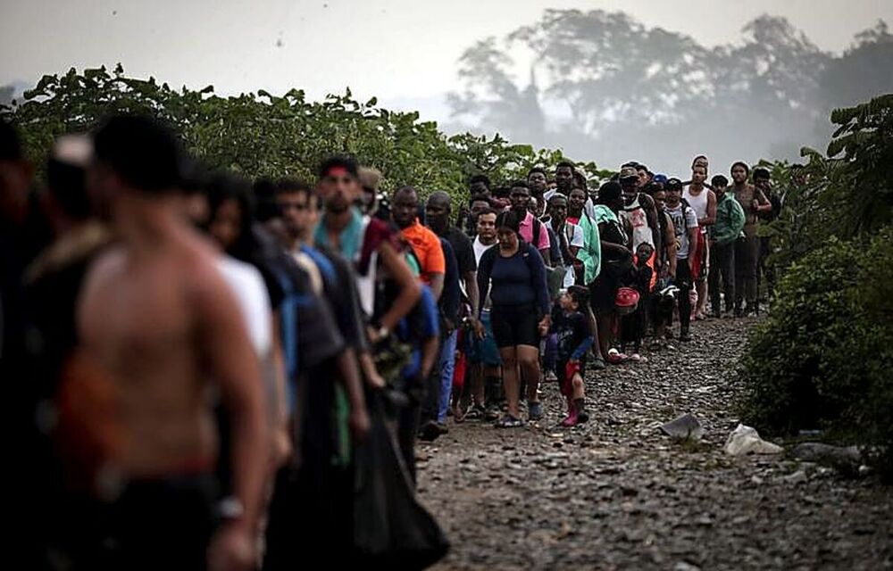 Un padre venezolano desciende de una canoa junto a su pequeña