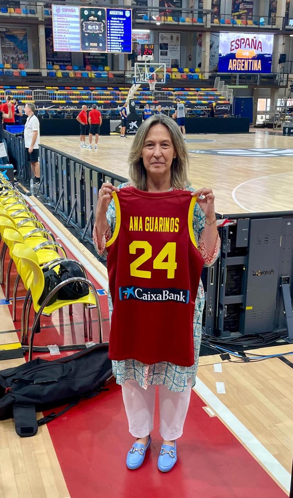 La alcaldesa recibe orgullosa y emocionada la camiseta de la Selección Española de Baloncesto 