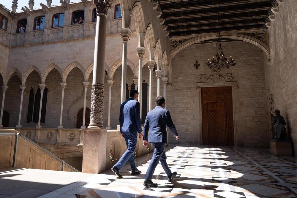 El presidente del Gobierno, Pedro Sánchez (i), y el presidente de la Generalitat en funciones, Pere Aragonès (d), a su llegada a la reunión en el Palau de la Generalitat