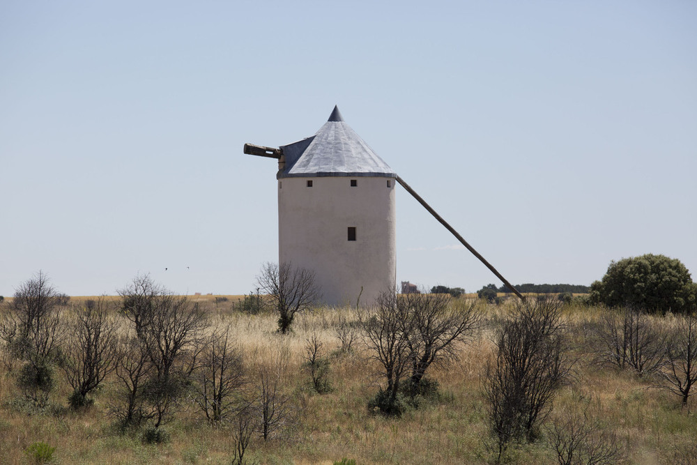 Aún sin aspas ahora, el molino manchego de Viñuelas se erige como el símbolo indiscutible del municipio campiñero. 