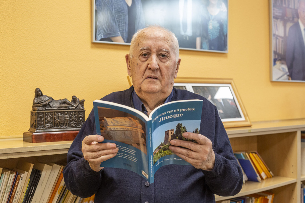 Francisco Vaquerizo Moreno posa junto a su último libro, 'Érase una vez un pueblo: Jirueque'