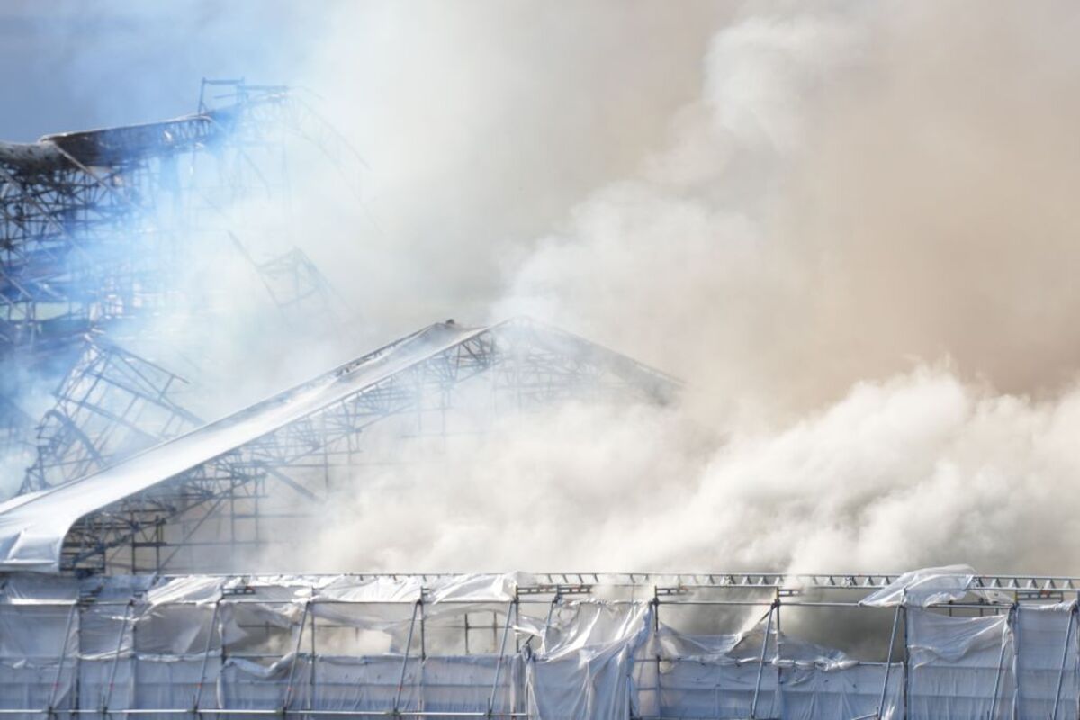 Fire hits historical Stock Exchange building in Copenhagen  / EMIL HELMS