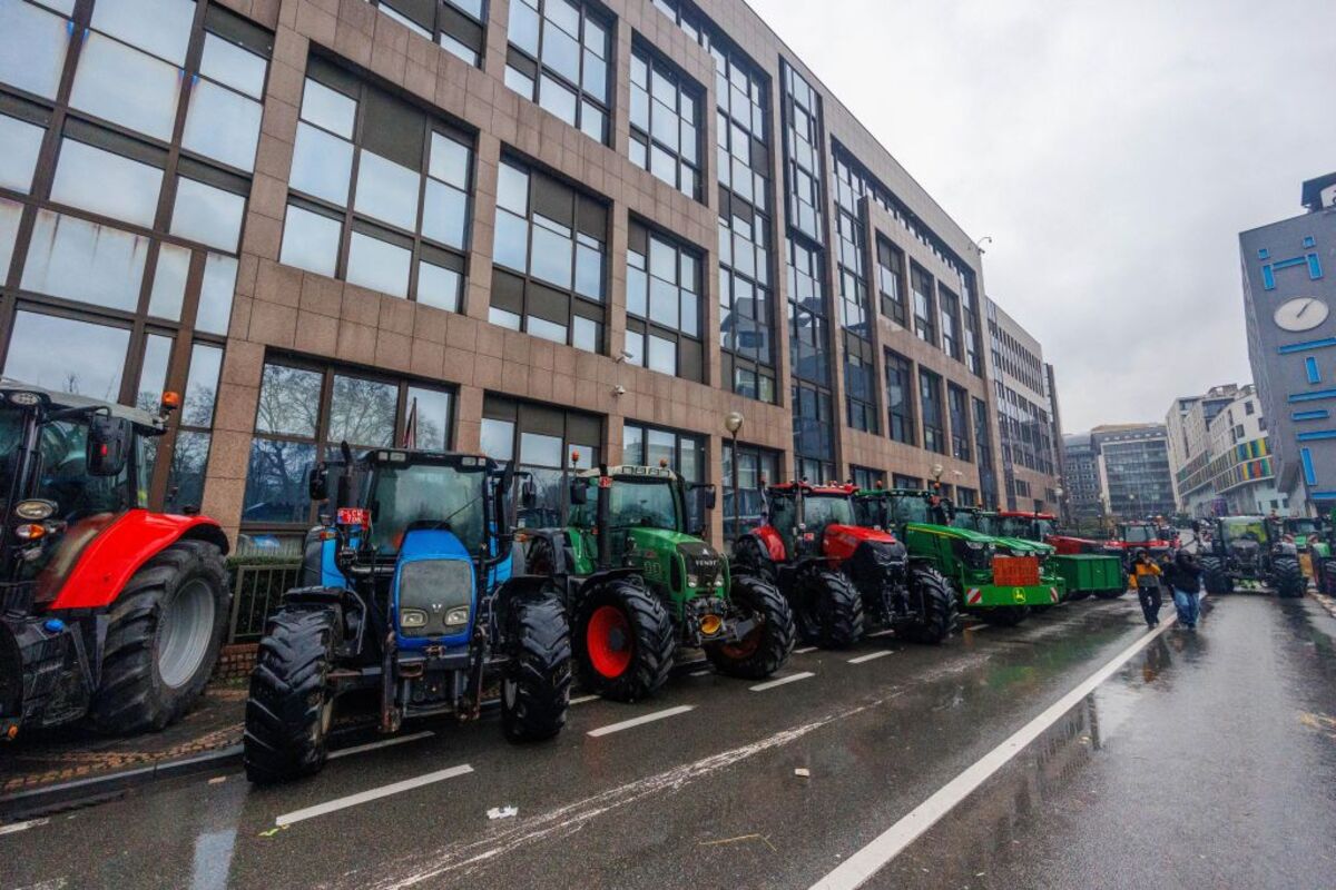 European farmers protest along side meeting of EU agriculture and fisheries ministers  / OLIVIER MATTHYS