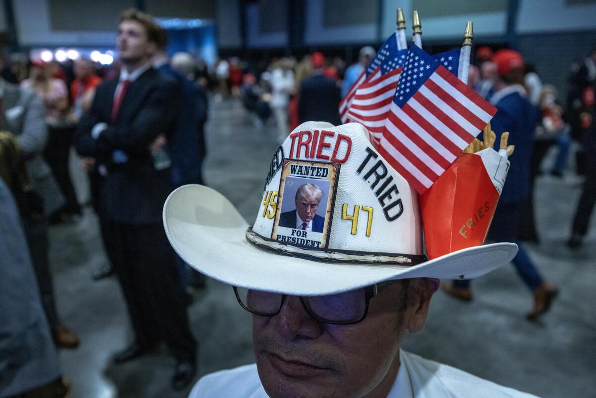 People wait for results of US 2024 presidential elections in Florida  / CRISTOBAL HERRERA ULASHKEVICH