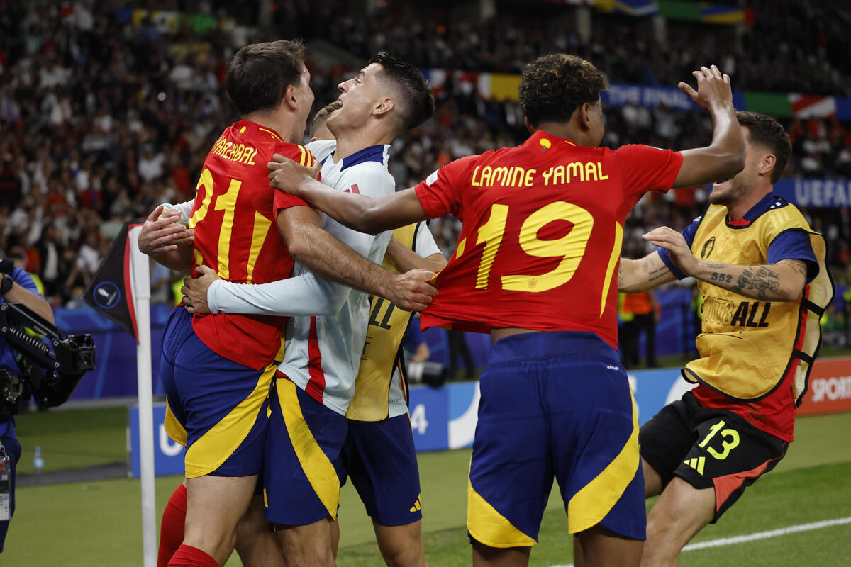 2-1. Oyarzabal y Williams dirigen a España hacia su cuarta Eurocopa  / ALBERTO ESTEVEZ