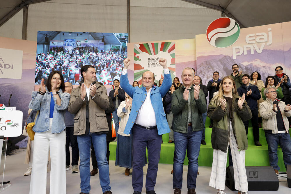 El lehendakari, Iñigo Urkullu (2d); el candidato del PNV a sucederle, Imanol Pradales (2i), y el presidente del partido, Andoni Ortuzar (3i)